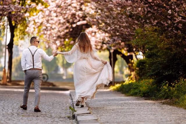 結婚第二天,婆婆要我上交50萬嫁妝,老公一段話,婆婆灰溜溜走了