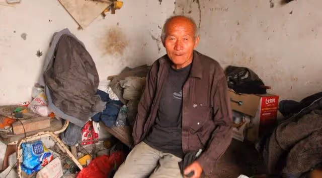 伯伯患肺癌,臨終前不肯說出存摺和密碼,伯母平靜料理後事