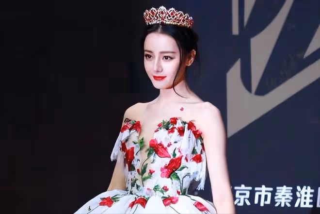 出道7年捂胸7年，迪麗熱巴如此扭捏，到底在怕什麼？