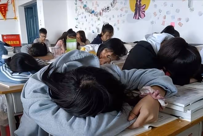 13歲學生因未完成作業，屁股被老師打開了花！警察：不違法