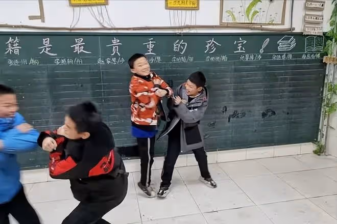 13歲學生因未完成作業，屁股被老師打開了花！警察：不違法