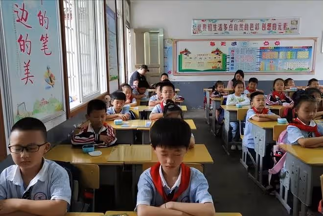 13歲學生因未完成作業，屁股被老師打開了花！警察：不違法