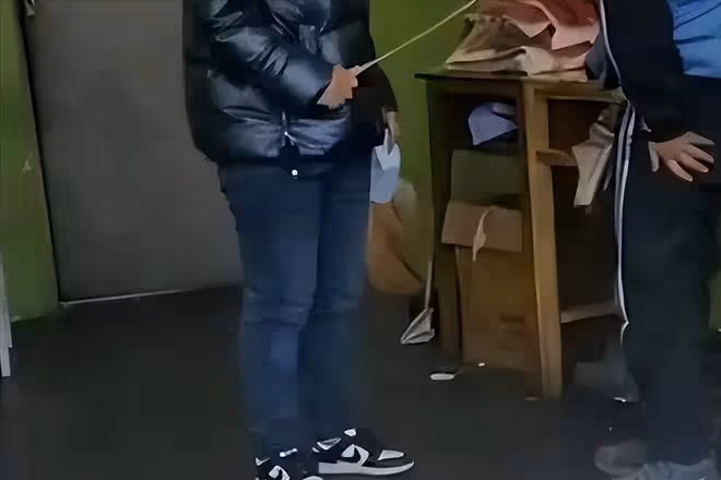 13歲學生因未完成作業，屁股被老師打開了花！警察：不違法