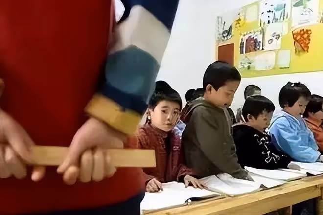 13歲學生因未完成作業，屁股被老師打開了花！警察：不違法