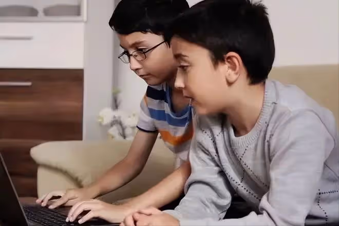 13歲學生因未完成作業，屁股被老師打開了花！警察：不違法