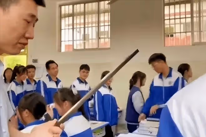 13歲學生因未完成作業，屁股被老師打開了花！警察：不違法