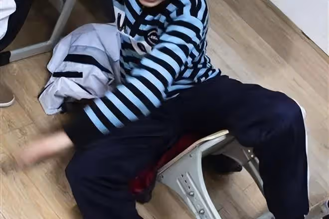 13歲學生因未完成作業，屁股被老師打開了花！警察：不違法