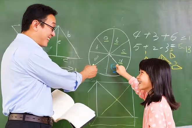 13歲學生因未完成作業，屁股被老師打開了花！警察：不違法
