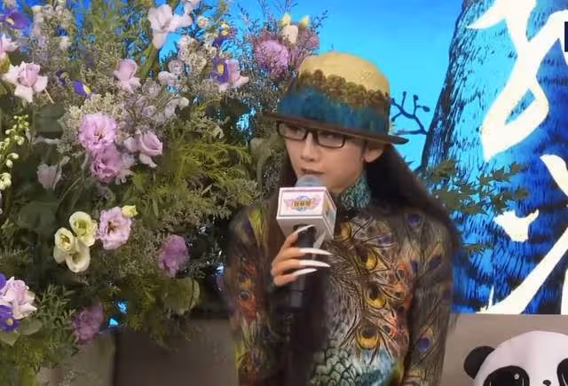 楊麗萍孔雀舞被指擦邊?男舞者僅穿肉色底褲,楊麗萍親自下場解釋