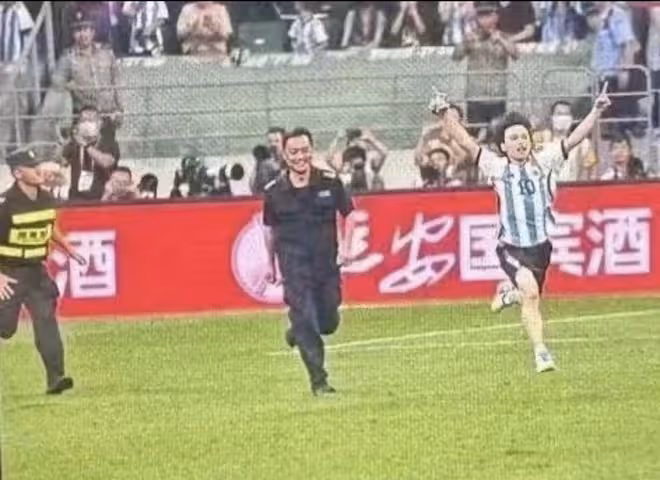 梅西比賽陳妍希蘇翊鳴同框觀看,霍思燕嗯哼超激動,甦醒在線吃醋