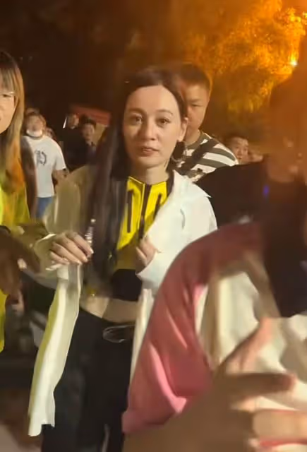 網紅唐藝路人視角翻車,近照憔悴牙齒突出,網友直呼認不出