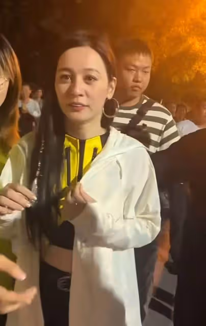 網紅唐藝路人視角翻車,近照憔悴牙齒突出,網友直呼認不出