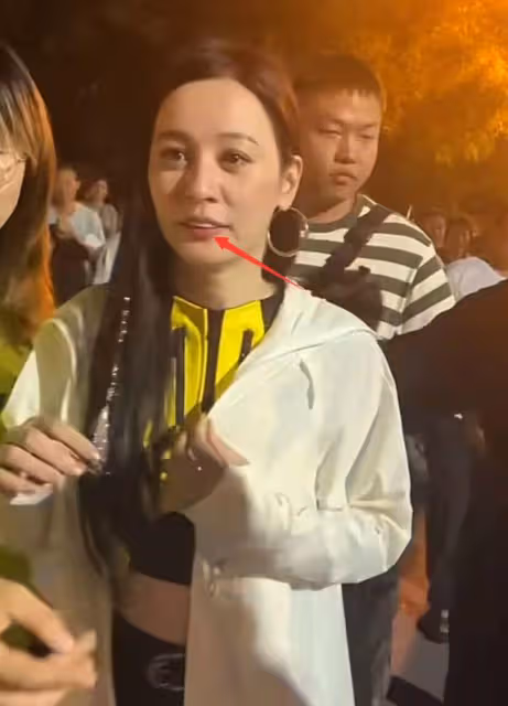 網紅唐藝路人視角翻車,近照憔悴牙齒突出,網友直呼認不出