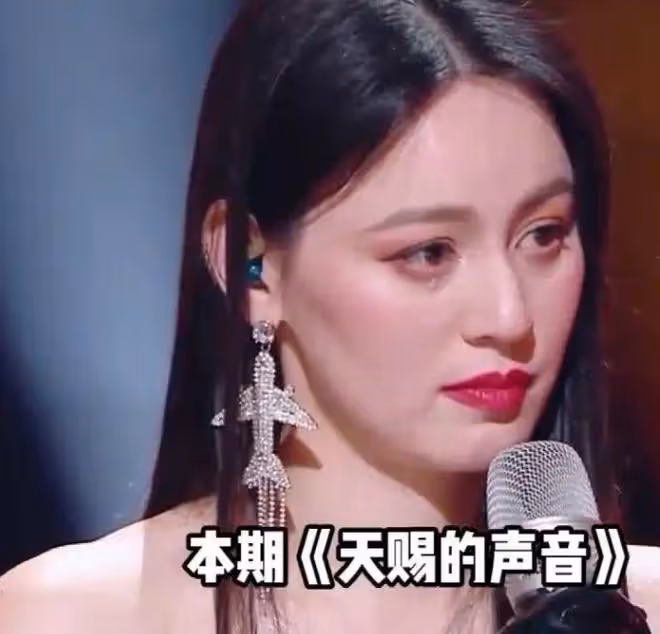 網紅唐藝路人視角翻車，近照憔悴牙齒突出，網友直呼認不出