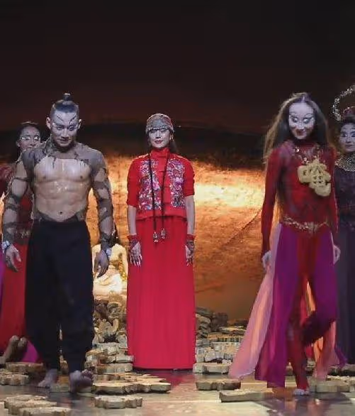楊麗萍孔雀舞被批低俗,男演員著裝大膽,本人回應:符合劇情