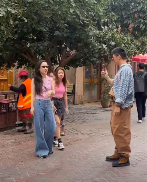 喀什古城偶遇霍思燕夫婦，杜江穿背帶褲遭吐槽，被調侃像賣魚的