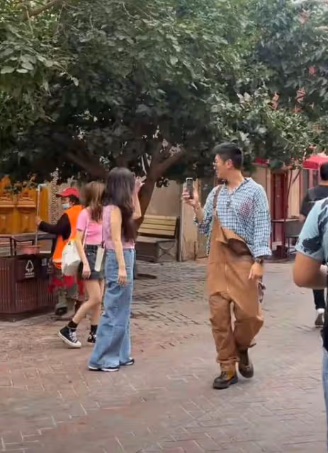 喀什古城偶遇霍思燕夫婦，杜江穿背帶褲遭吐槽，被調侃像賣魚的