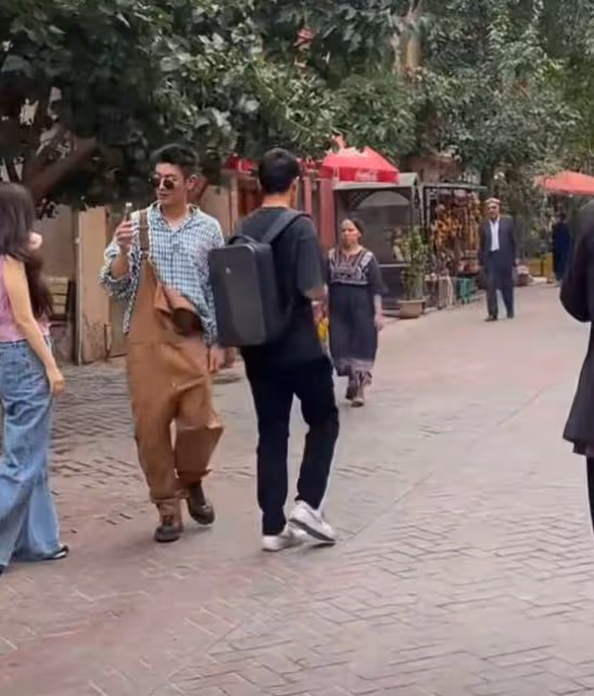 喀什古城偶遇霍思燕夫婦，杜江穿背帶褲遭吐槽，被調侃像賣魚的