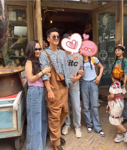 喀什古城偶遇霍思燕夫婦，杜江穿背帶褲遭吐槽，被調侃像賣魚的