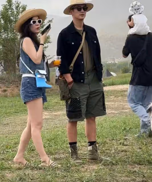 喀什古城偶遇霍思燕夫婦,杜江穿背帶褲遭吐槽,被調侃像賣魚的
