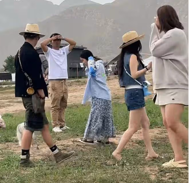 喀什古城偶遇霍思燕夫婦,杜江穿背帶褲遭吐槽,被調侃像賣魚的
