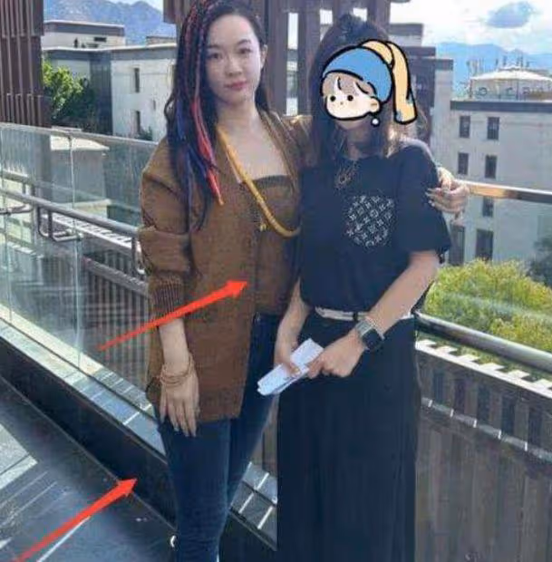 喀什古城偶遇霍思燕夫婦,杜江穿背帶褲遭吐槽,被調侃像賣魚的