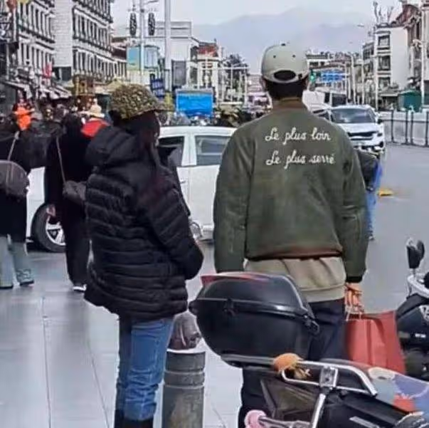 喀什古城偶遇霍思燕夫婦,杜江穿背帶褲遭吐槽,被調侃像賣魚的