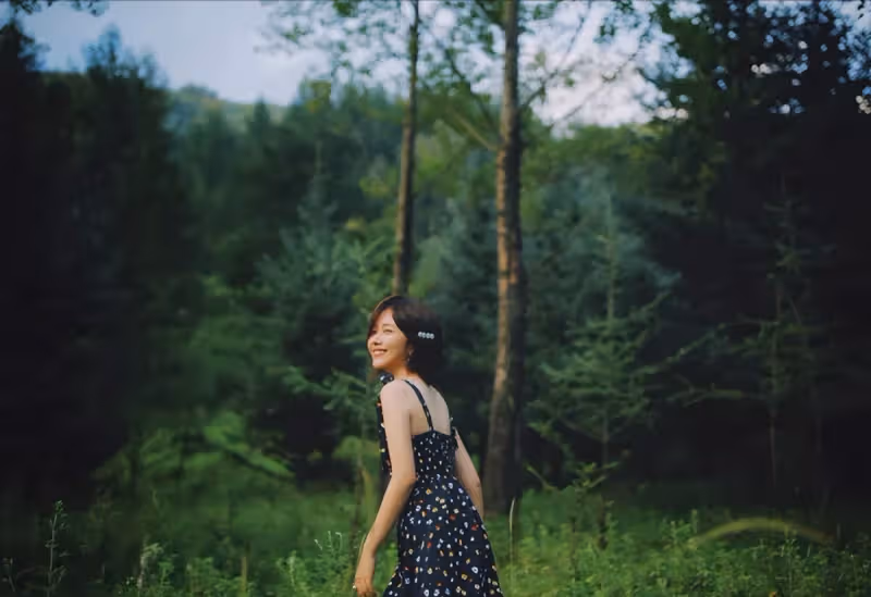 33歲譚松韻身穿碎花小黑裙,溫柔甜美的少女感,看不出真實年齡