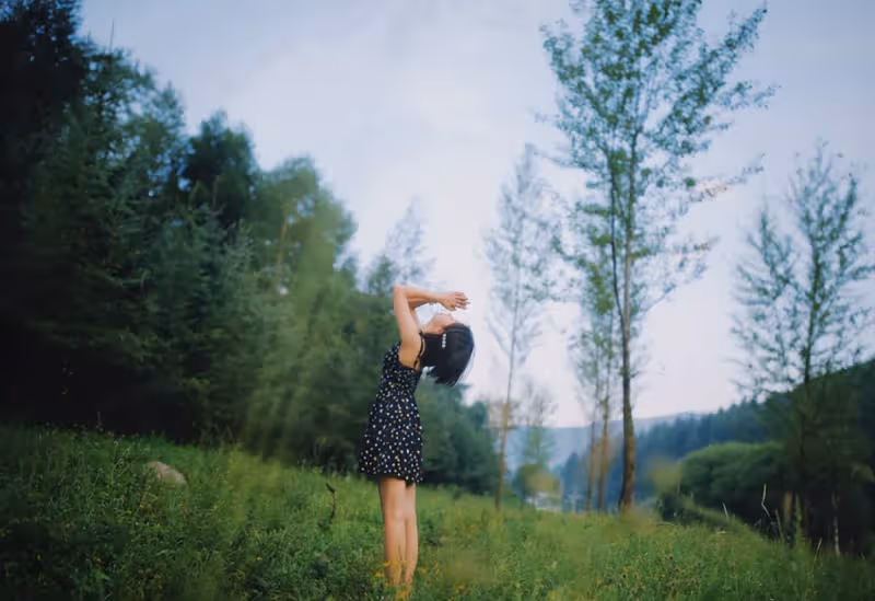 33歲譚松韻身穿碎花小黑裙,溫柔甜美的少女感,看不出真實年齡