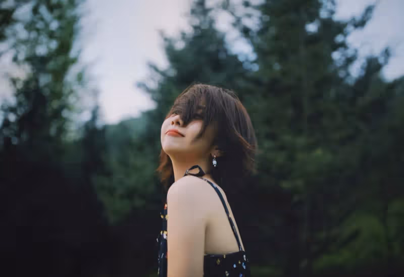 33歲譚松韻身穿碎花小黑裙,溫柔甜美的少女感,看不出真實年齡