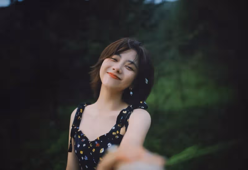 33歲譚松韻身穿碎花小黑裙,溫柔甜美的少女感,看不出真實年齡