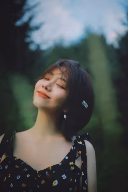 33歲譚松韻身穿碎花小黑裙,溫柔甜美的少女感,看不出真實年齡