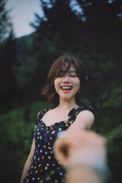 33歲譚松韻身穿碎花小黑裙,溫柔甜美的少女感,看不出真實年齡