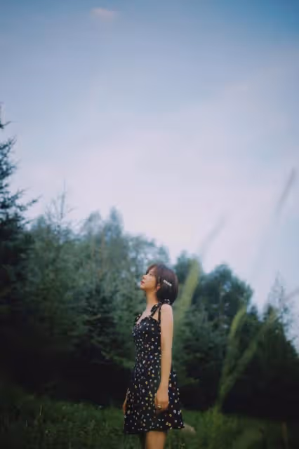 33歲譚松韻身穿碎花小黑裙,溫柔甜美的少女感,看不出真實年齡