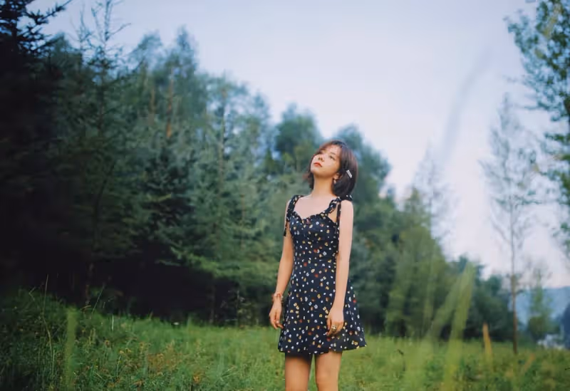 33歲譚松韻身穿碎花小黑裙,溫柔甜美的少女感,看不出真實年齡