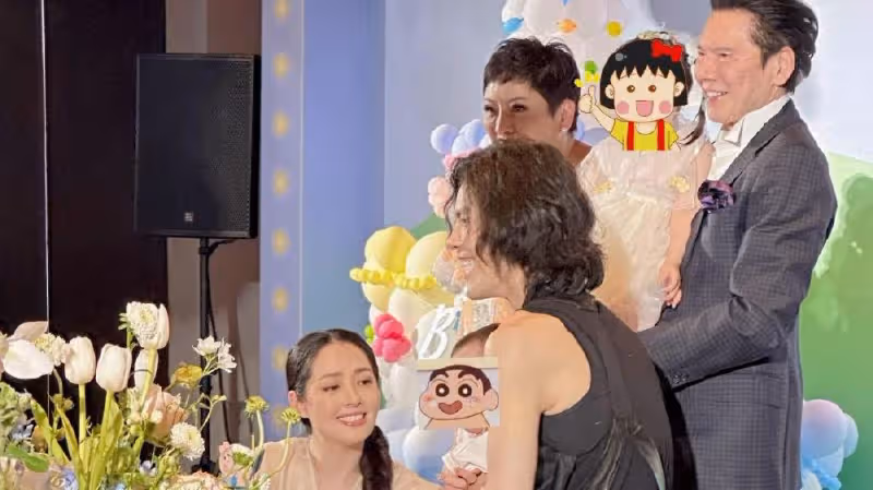 向佐牽郭碧婷為二胎辦周歲宴，兒子英文名曝光，女兒備受爺爺奶奶寵愛