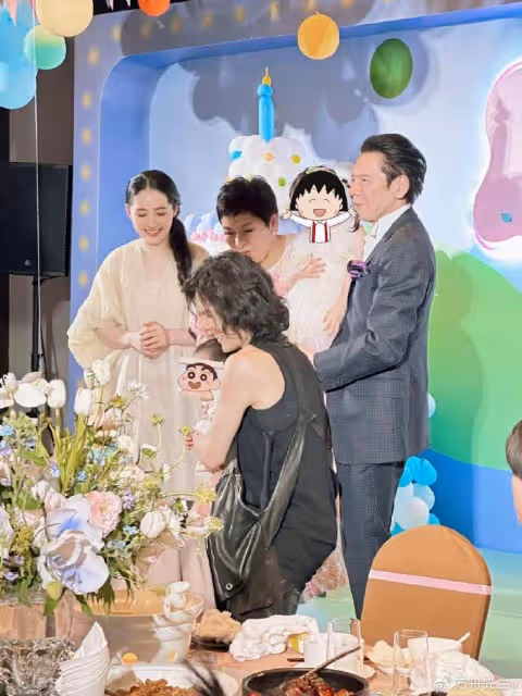 向佐牽郭碧婷為二胎辦周歲宴,兒子英文名曝光,女兒備受爺爺奶奶寵愛