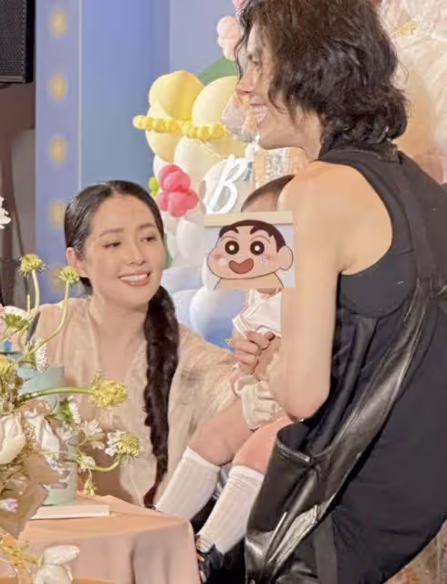 向佐牽郭碧婷為二胎辦周歲宴,兒子英文名曝光,女兒備受爺爺奶奶寵愛