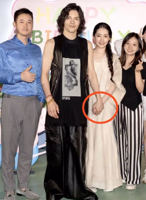 向佐牽郭碧婷為二胎辦周歲宴,兒子英文名曝光,女兒備受爺爺奶奶寵愛