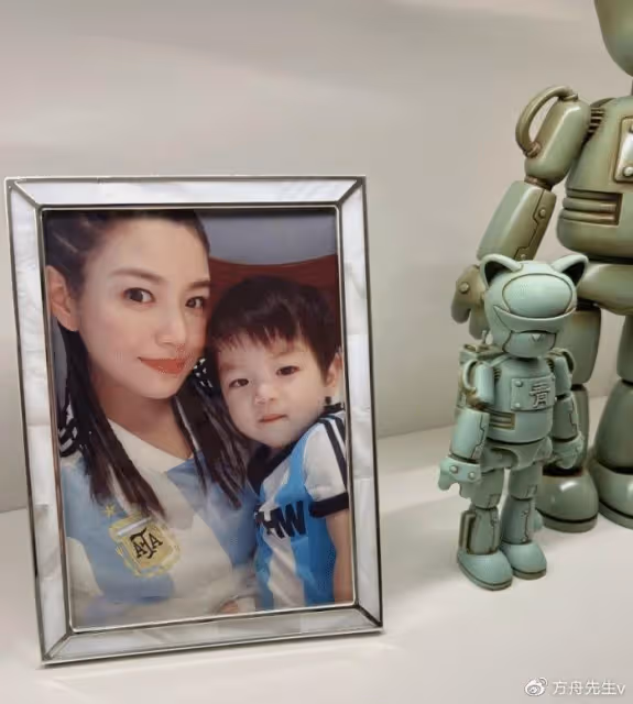 陳妍希帶兒子與蘇翊鳴看梅西球賽,霍思燕嗯哼超激動,甦醒發文吃醋
