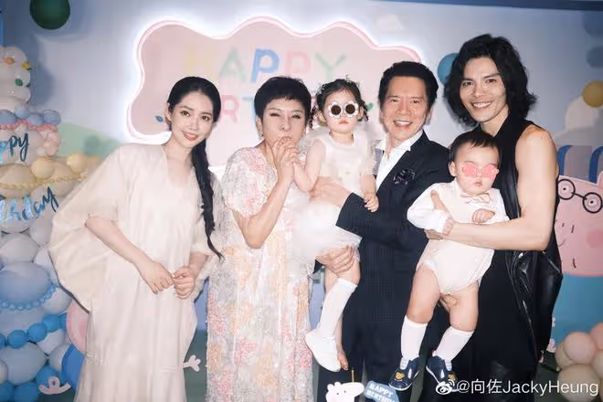 向佐曬兒子周歲宴,現場緊摟郭碧婷秀恩愛,兒女露正臉都是高顏值