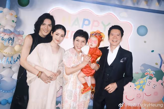 向佐曬兒子周歲宴,現場緊摟郭碧婷秀恩愛,兒女露正臉都是高顏值