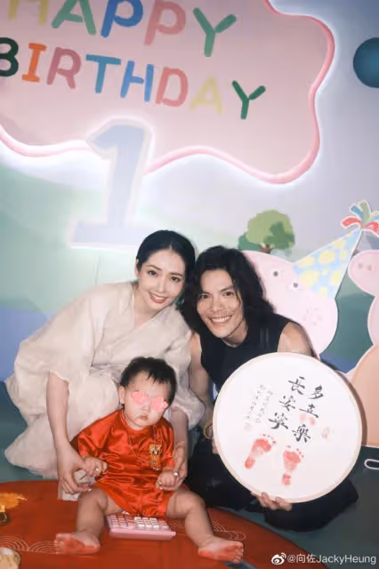 向佐曬兒子周歲宴,現場緊摟郭碧婷秀恩愛,兒女露正臉都是高顏值