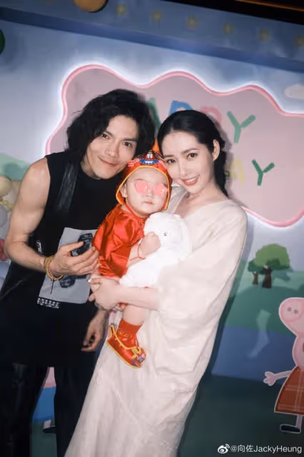 向佐曬兒子周歲宴,現場緊摟郭碧婷秀恩愛,兒女露正臉都是高顏值