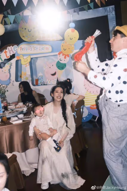 向佐曬兒子周歲宴,現場緊摟郭碧婷秀恩愛,兒女露正臉都是高顏值