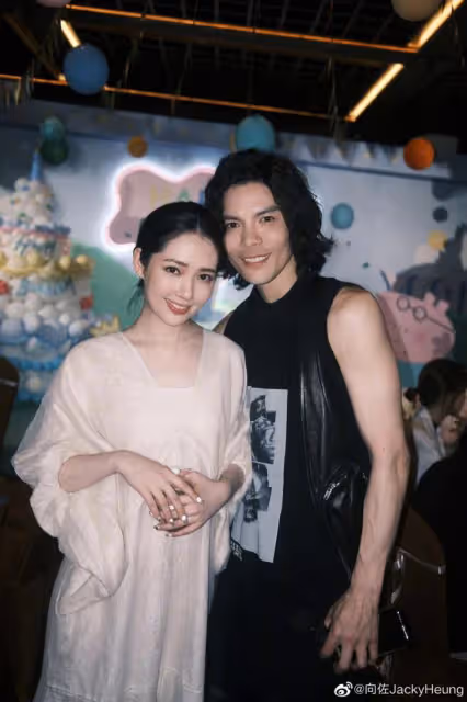 向佐曬兒子周歲宴,現場緊摟郭碧婷秀恩愛,兒女露正臉都是高顏值
