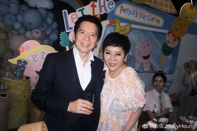 向佐曬兒子周歲宴,現場緊摟郭碧婷秀恩愛,兒女露正臉都是高顏值