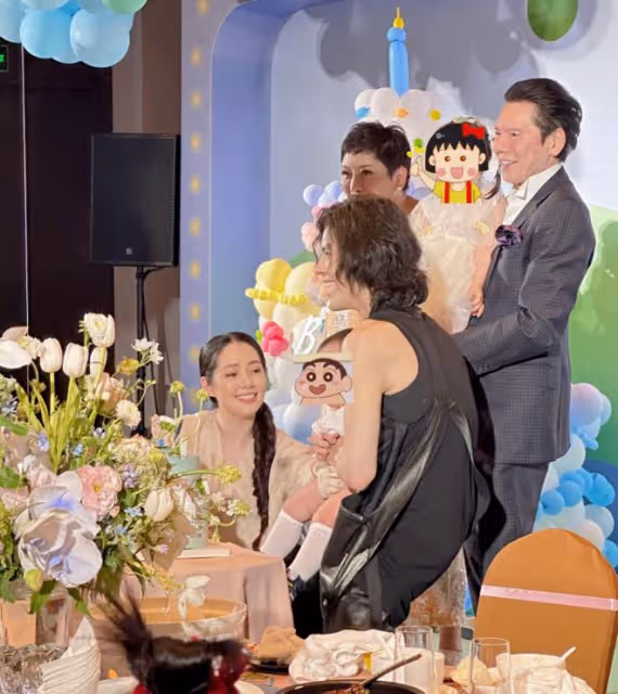 向佐曬兒子周歲宴,現場緊摟郭碧婷秀恩愛,兒女露正臉都是高顏值