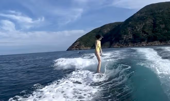 吳千語曬無修圖衝浪照,穿泳裝秀真實曲線,臉上雀斑凸起小腹搶鏡