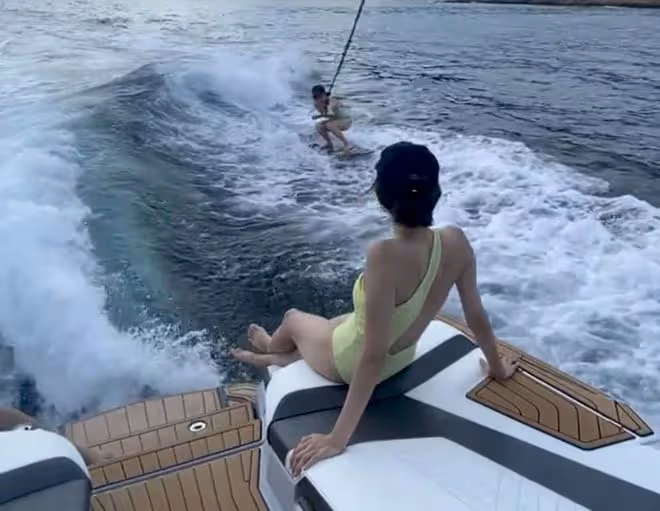 吳千語曬無修圖衝浪照,穿泳裝秀真實曲線,臉上雀斑凸起小腹搶鏡